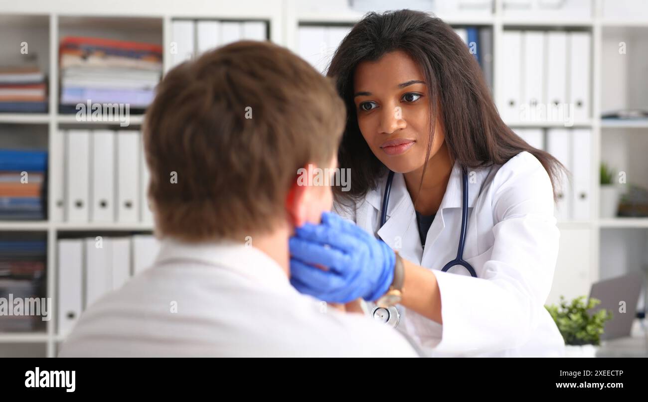 Belle black female médecin parler avec Banque D'Images