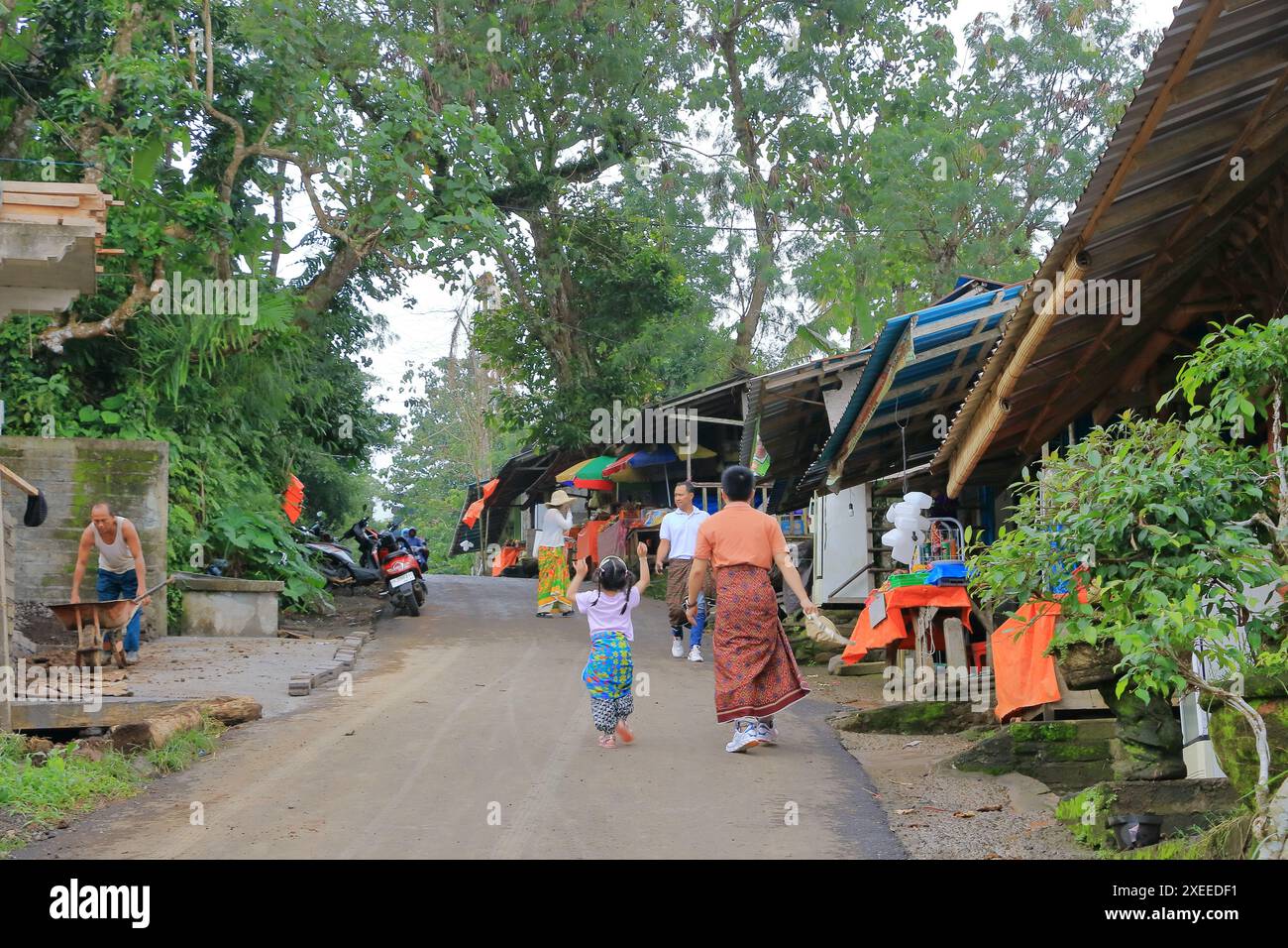 Bali en Indonésie - 05 février 2024 : des gens en route pour le temple Lempuyang Luhur à Bali Banque D'Images