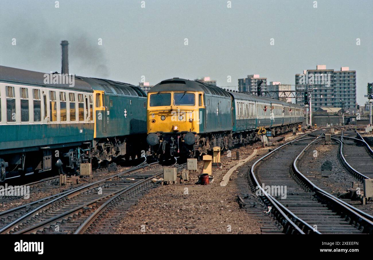 Une paire de classe 47 non identifiés se croisent à Manchester Victoria, 1984. Banque D'Images