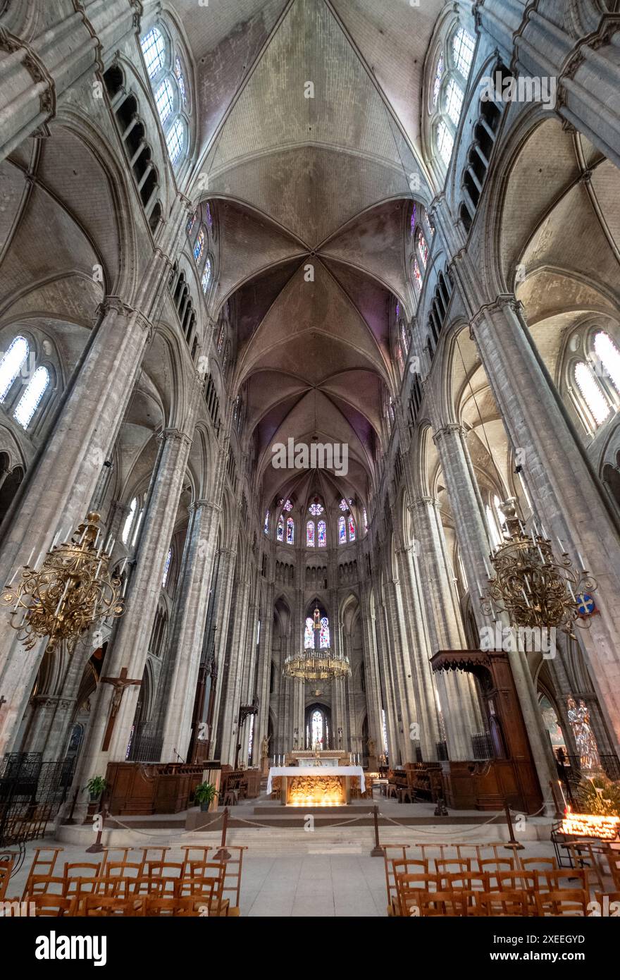 Vue vers le haut dans la magnifique cathédrale de Bourges de St Etienne, en France, classée au patrimoine mondial de l'UNESCO. Banque D'Images