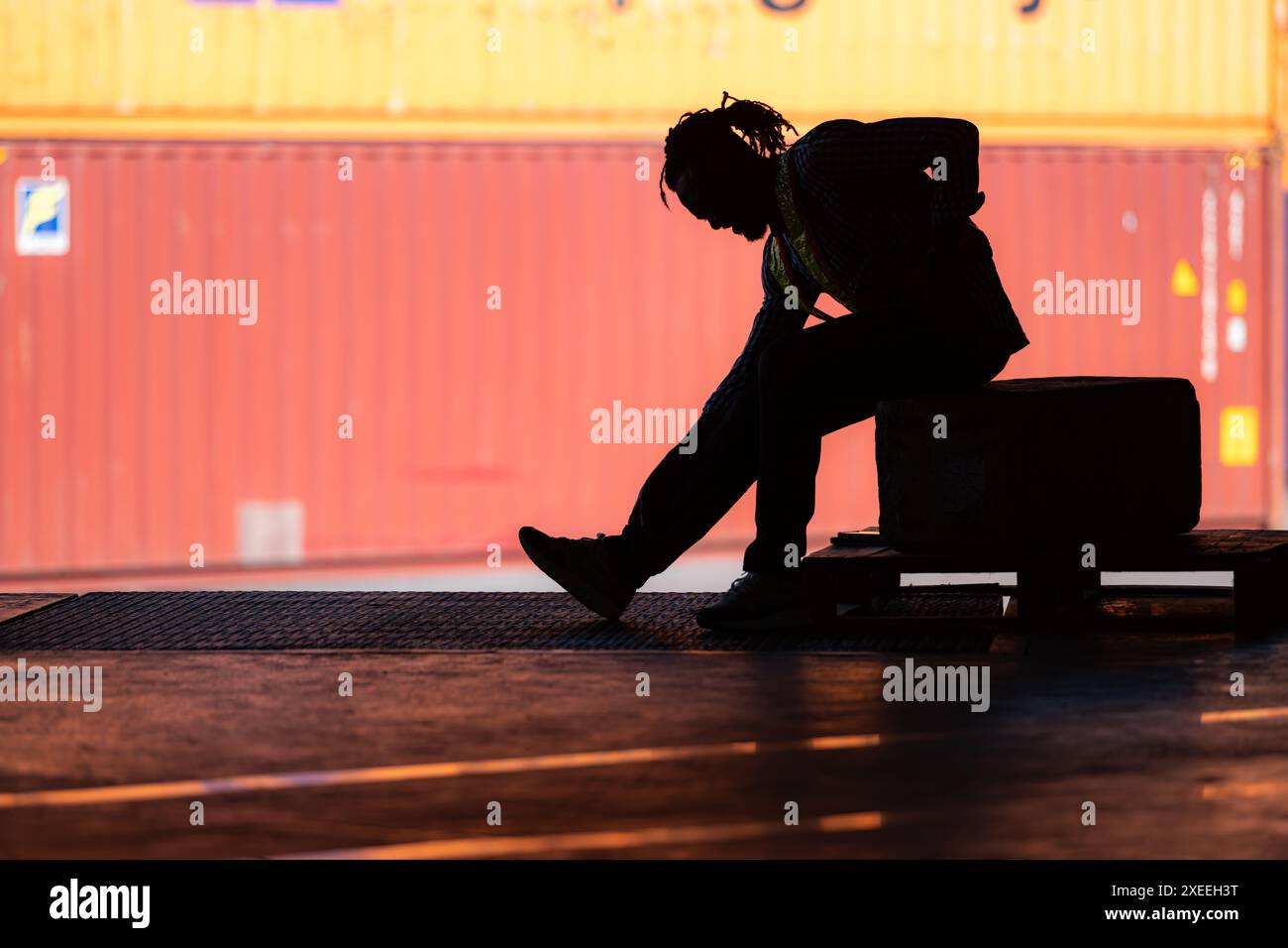 Mal de dos de travailleur d'entrepôt de travail acharné tout en étant assis et relaxant, Silhouette concept Banque D'Images