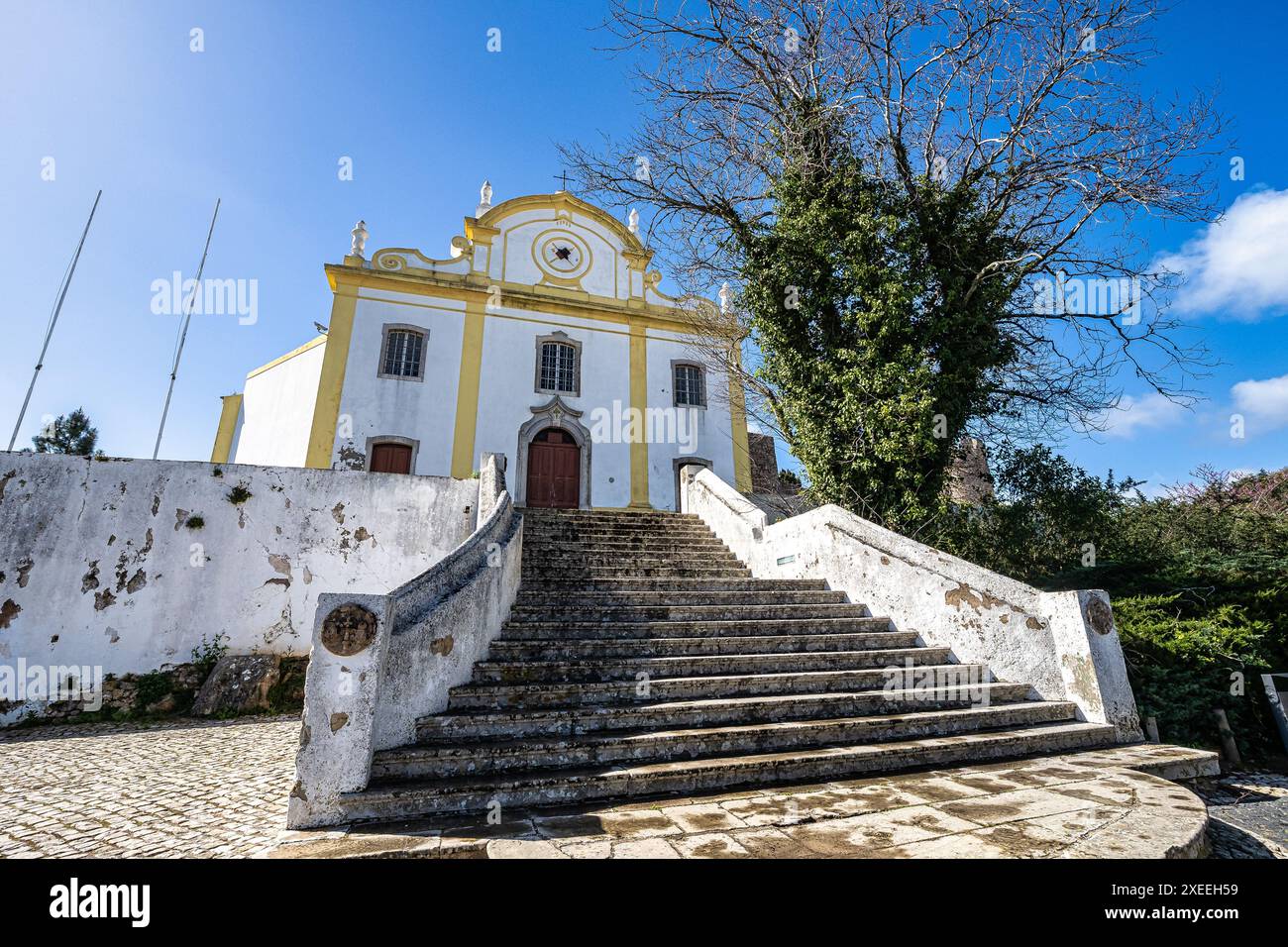 Château et cimetière Igreja Matriz à Santiago do Cacem, Alentejo au Portugal Banque D'Images