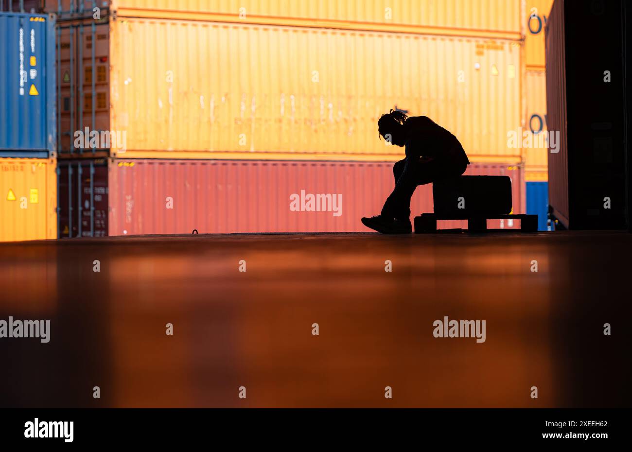 Mal de dos de travailleur d'entrepôt de travail acharné tout en étant assis et relaxant, Silhouette concept Banque D'Images