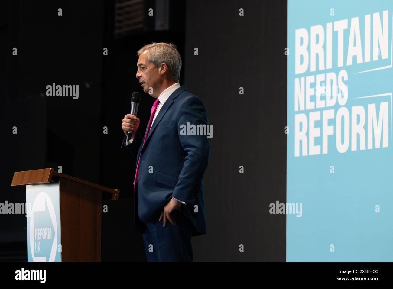 Le 27 juin, Nigel Farage, leader de Reform UK, s'adresse aux médias et organise un rassemblement à Rainton Arena, Houghton-le-Spring. Sir John Hall, ancien propriétaire de Newcastle United, est présent. Crédit photo Jill ODonnell/Alamy Live News Banque D'Images