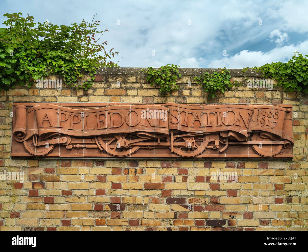 La merveilleuse sculpture en céramique 'Appledore Station' par l'artiste Maggie Curtis, sur le site de l'ancienne ligne de chemin de fer Appledore, maintenant la Torridge Road en A. Banque D'Images