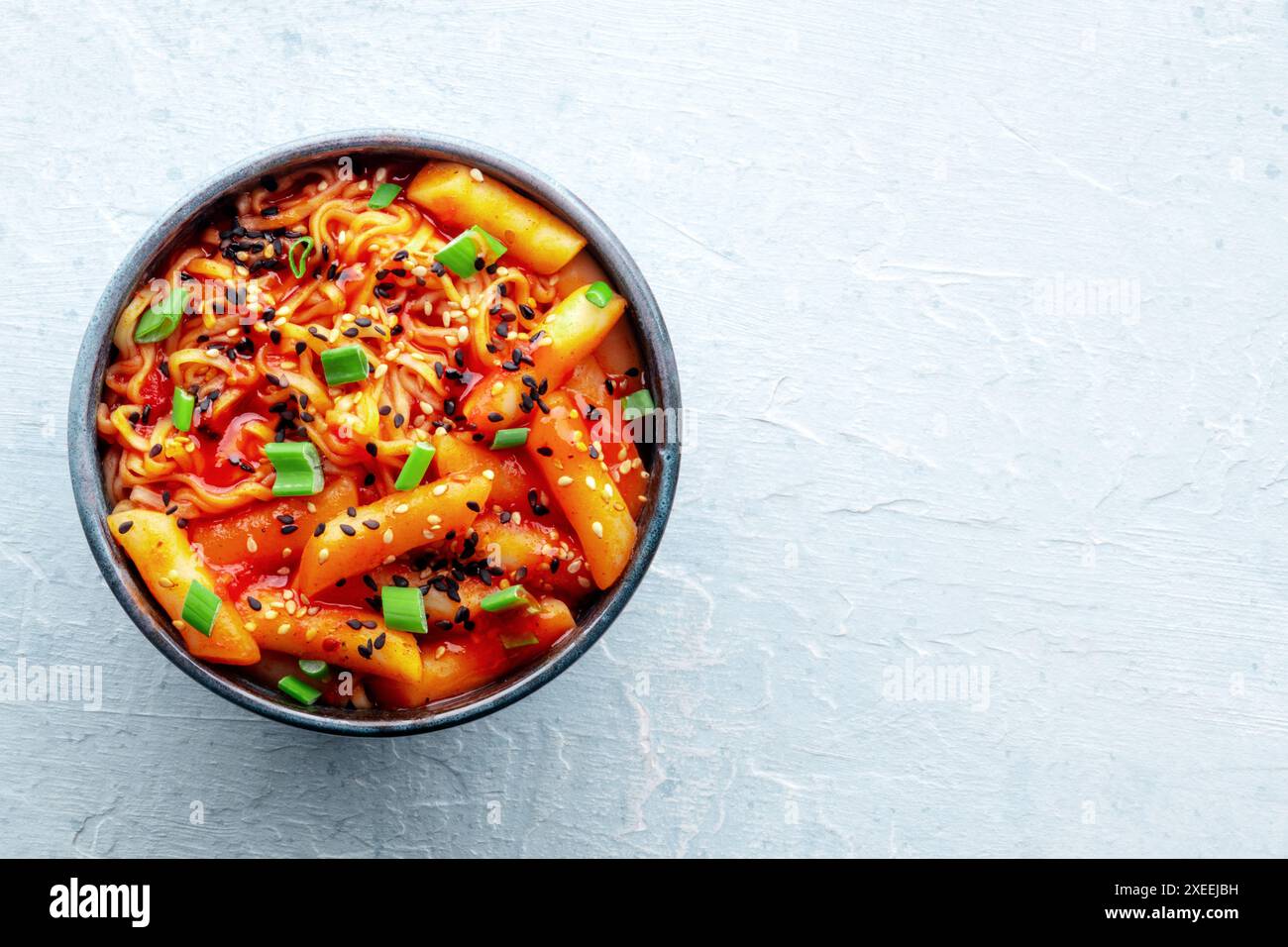 Rabokki, tteokbokki ou topokki avec ramen, cuisine de rue coréenne, gâteaux de riz épicés Banque D'Images