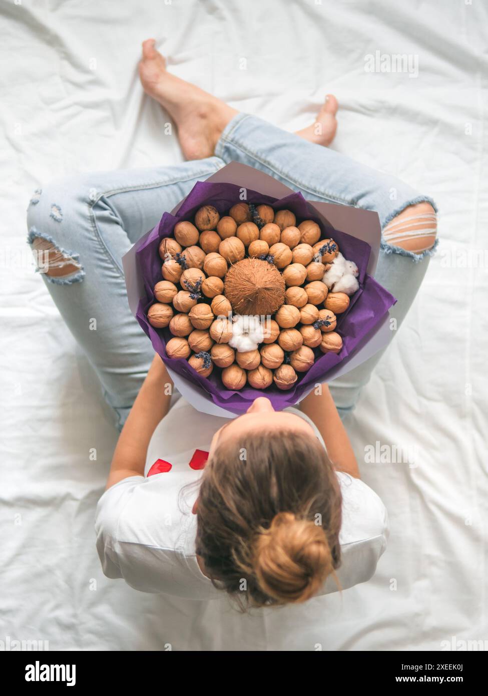 Jeune femme avec noix de coco manger bouquet Banque D'Images