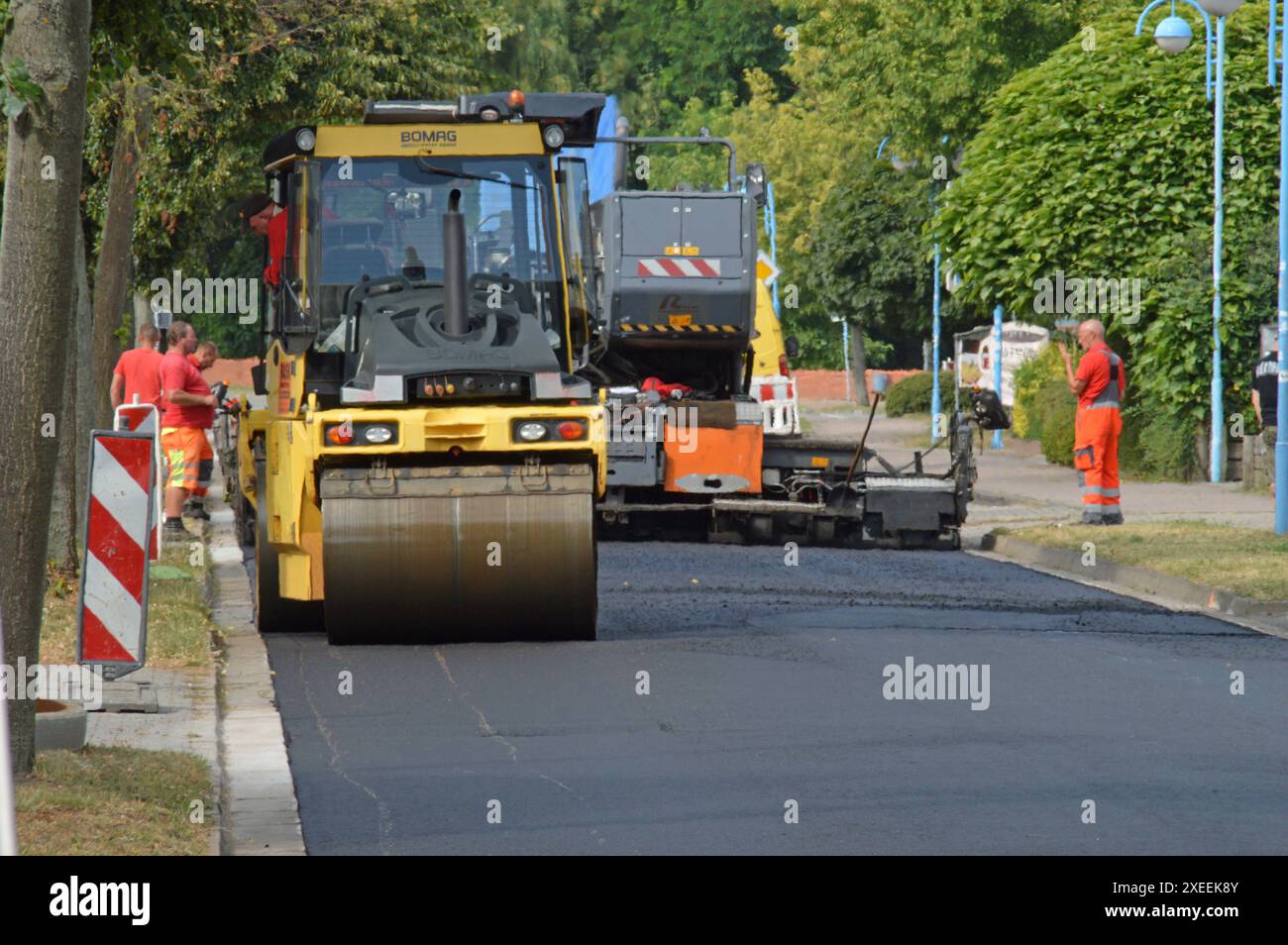 04.08.2021 Strassensanierung Deutschland/ Sachsen Anhalt/ Altmark/ Altmarkkreis Salzwedel/ Stadt Klötze/ Ortsteil Kusey/ Sanierung der Klötzer Strasse/ neue Asphaltschicht wird aufgetragen und mit einer Walze verdichtet und geglättet/ ***Nutzung nur redaktionell***/ *** 04 08 2021 rénovation des routes Allemagne Saxe Anhalt Altmark Altmarkkreis Salzwedel ville de Klötze District de Kusey rénovation de Klötzer Strasse nouvelle couche d'asphalte est appliquée et compactée et lissé avec un rouleau utilisation à des fins éditoriales uniquement Banque D'Images