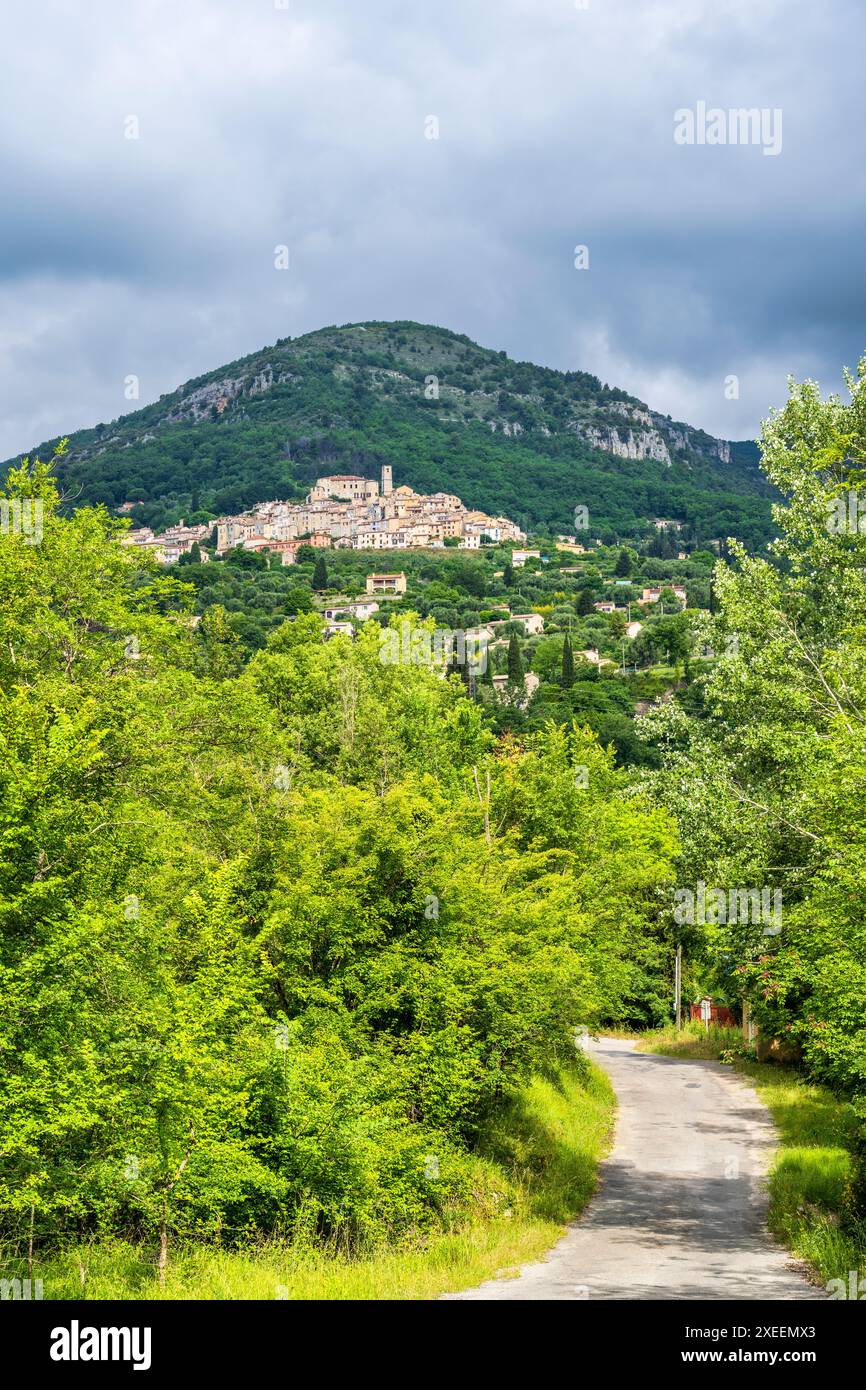 Vue lointaine sur le village médiéval perché de le Bar sur Loup dans le département des Alpes-Maritimes de la Côte d'Azur dans le sud de la France Banque D'Images