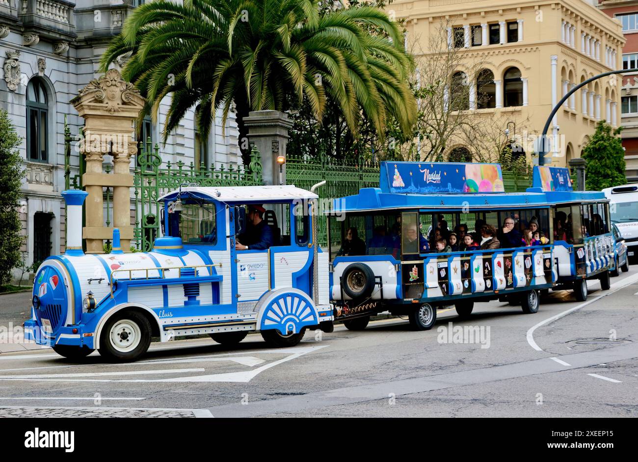 Un train touristique touristique guidé bleu et blanc dans le centre-ville d'Oviedo Asturias Espagne Banque D'Images