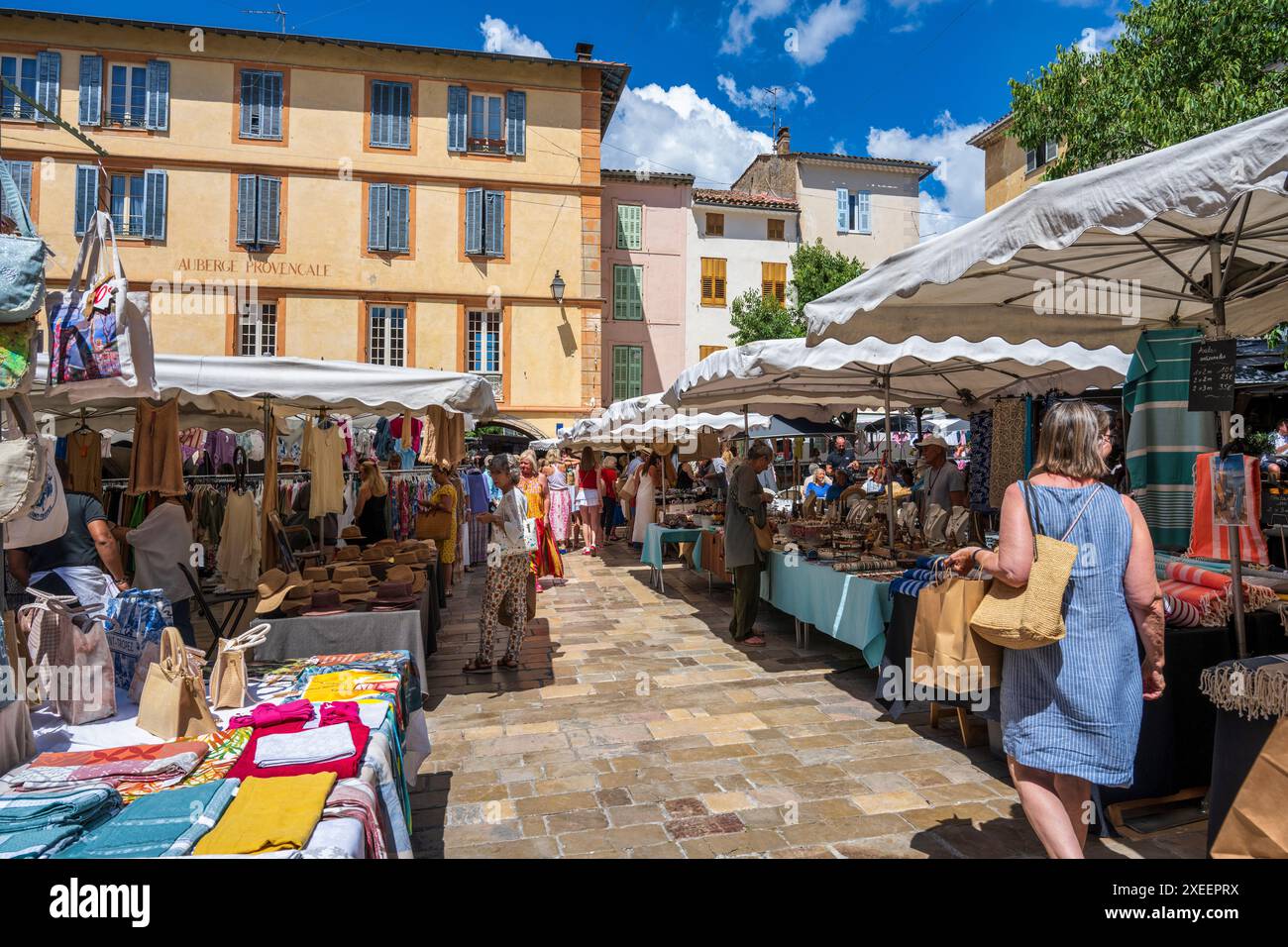 Étals de marché sur la place des Arcades le jour du marché dans le village médiéval de Valbonne dans le département des Alpes-Maritimes, Côte d'Azur, Sud de la France Banque D'Images