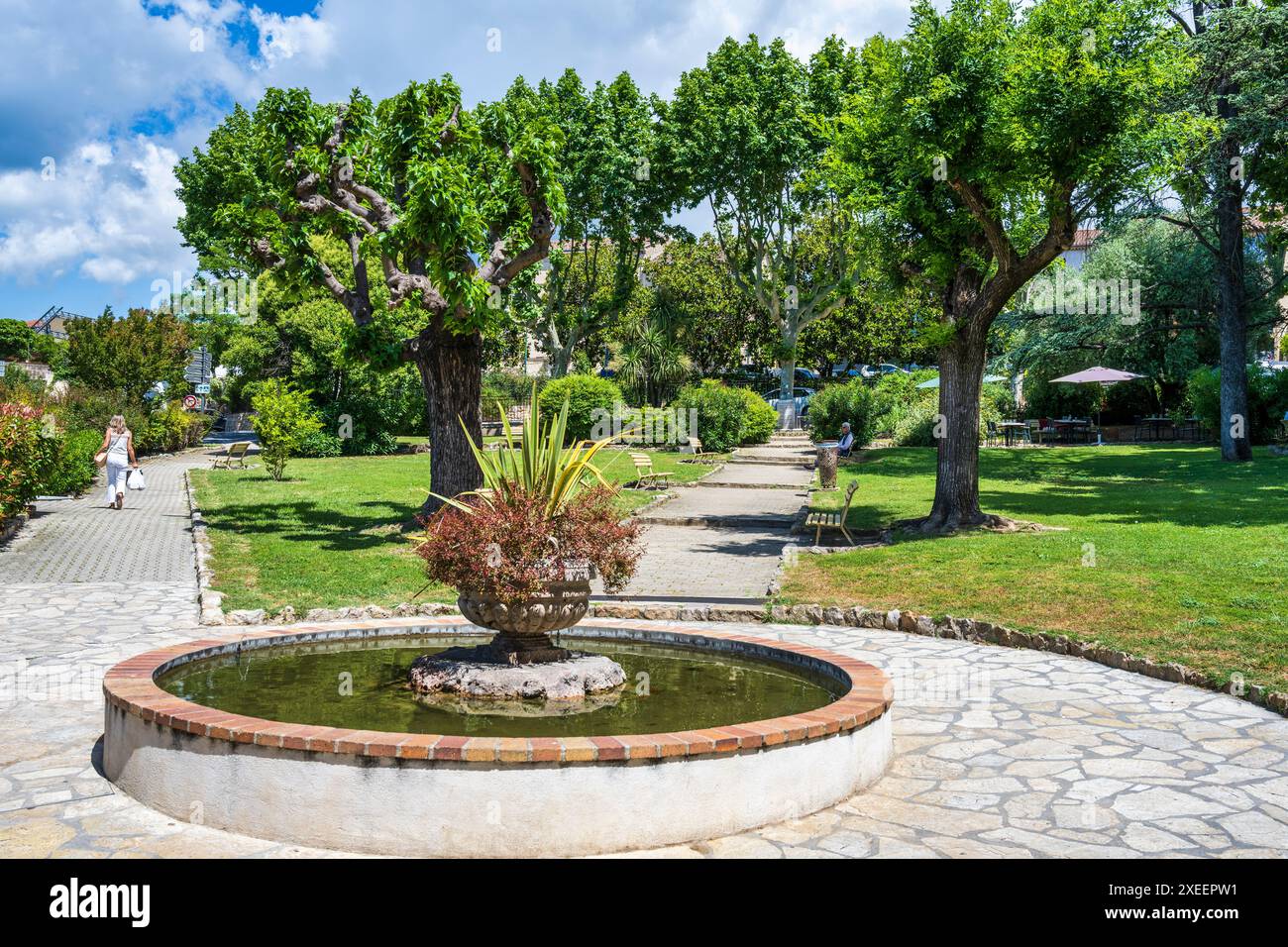 Fontaine dans Square Albert ouvrier dans le village médiéval de Valbonne dans les Alpes-Maritimes département de la Côte d'Azur dans le sud de la France Banque D'Images