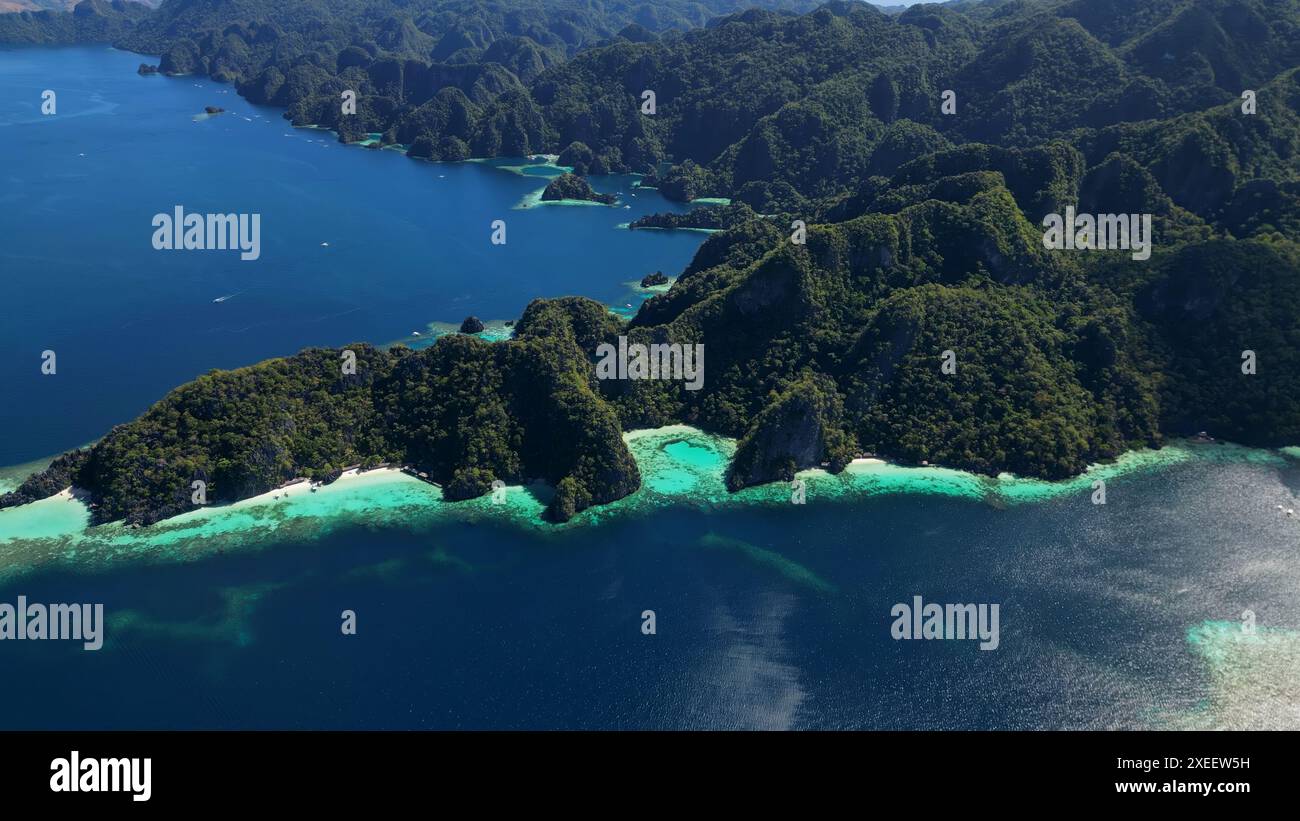 Île tropicale avec lagons et lacs Banque D'Images