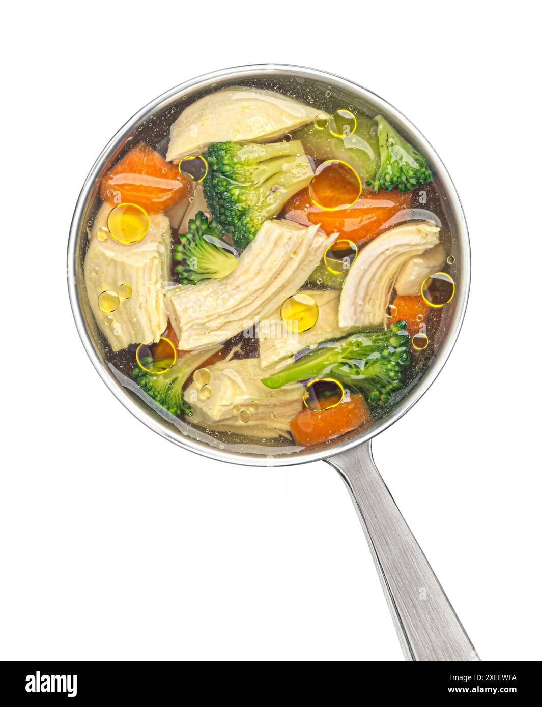 Louche avec soupe de poulet avec des légumes isolé sur fond blanc, vue de dessus Banque D'Images