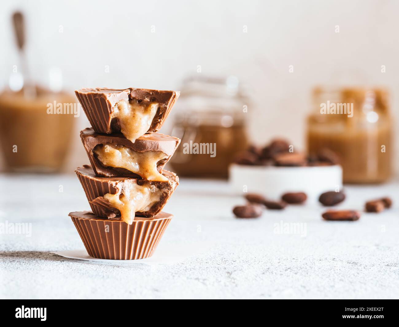 Pile de vegan au chocolat avec le caramel on white Banque D'Images