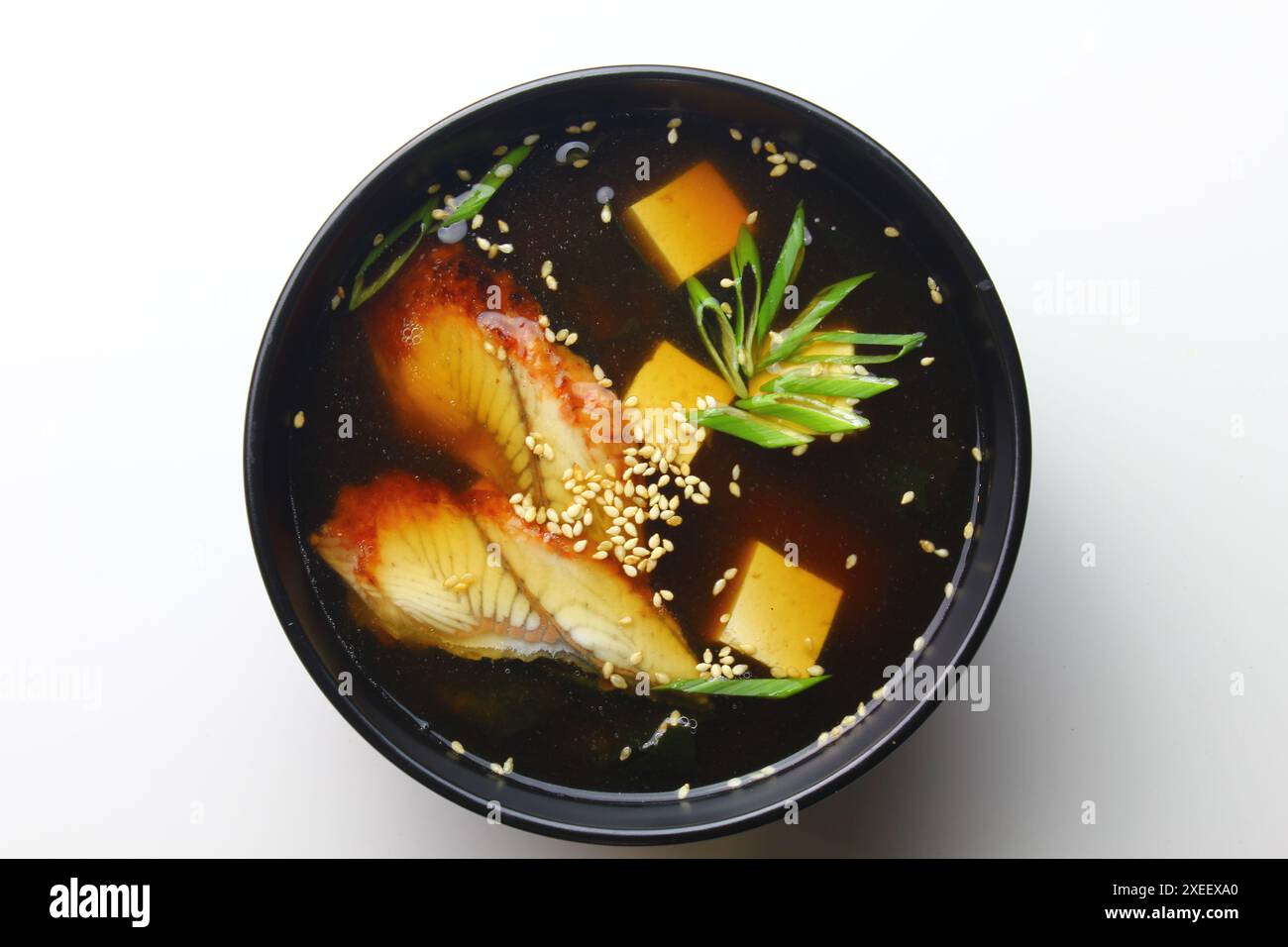 Soupe asiatique dans une tasse isolée sur fond blanc. Banque D'Images