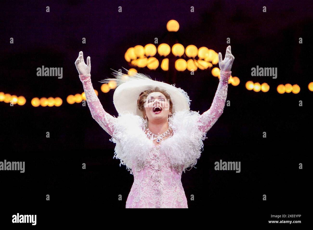 Anna Netrebko (Manon Lescaut) dans MANON au Royal Opera, Covent Garden, Londres WC2 22/06/2010 musique : Jules Massenet livret : Henri Meilhac & Philippe Gille chef d'orchestre : Antonio Pappano décor : Chantal Thomas costumes : Laurent Pelly & Jean-Jaques Delmotte éclairage : Joel Adam réalisateur : Laurent Pelly Banque D'Images