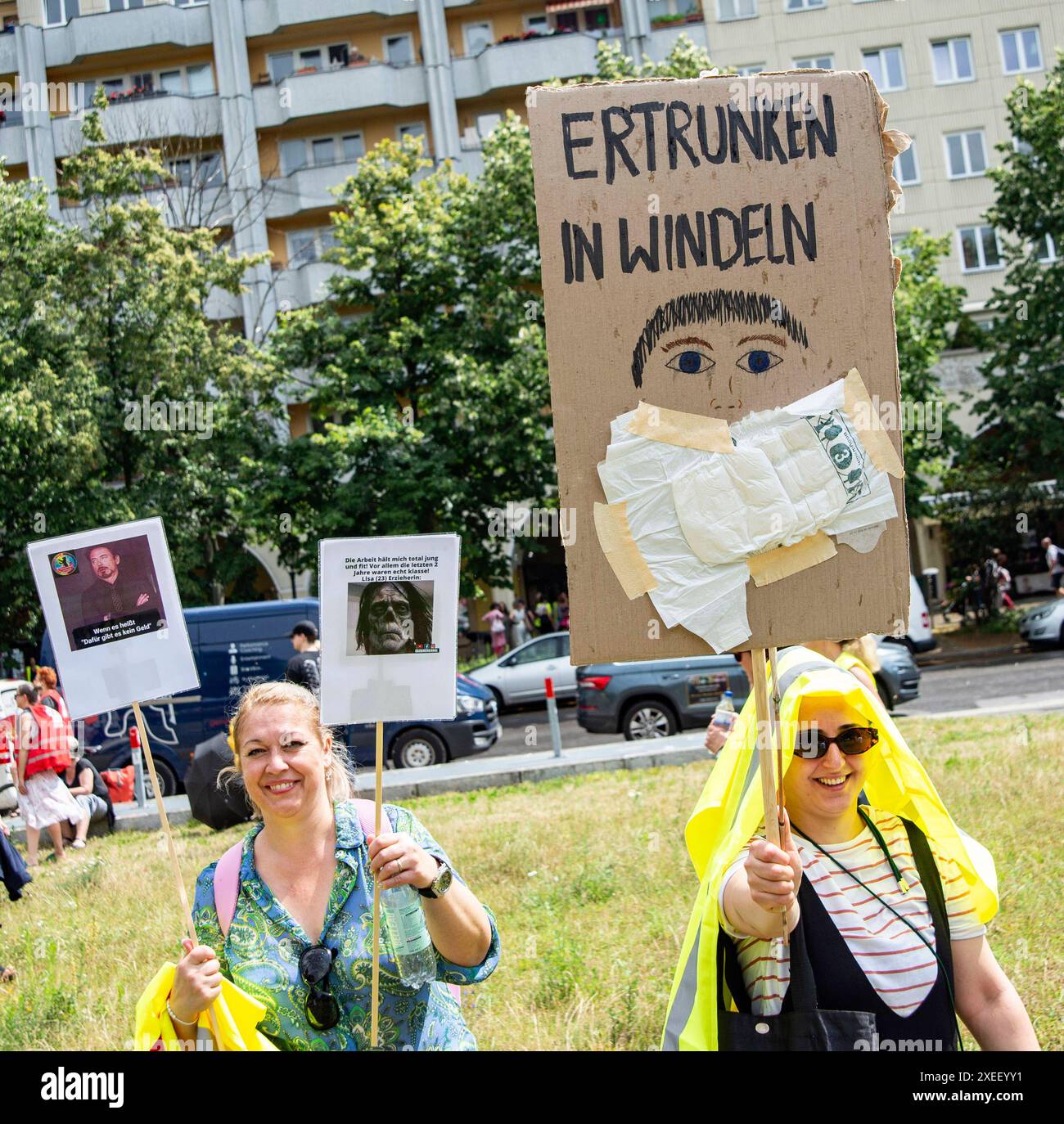 27 . 06 . 2024 , Berlin / Mitte : Kita - Streik in Berlin vor dem Roten Rathaus . Die Gewerkschaft Verdi Hat die Erzieher der etwa 280 kommunalen Kitas aufgerufen, ihre Arbeit niederzulegen . Der Streik wird von der GEW Gewerkschaft Erziehung und Wissenschaft unterstützt . Plakat : Ertrunken in Windeln . *** 27 06 2024 , Berlin Mitte grève des garderies à Berlin devant les Rotes Rathaus le syndicat Verdi a appelé les enseignants d'environ 280 garderies municipales à faire grève la grève est soutenue par le syndicat GEW pour l'éducation et la science affiche noyée dans des couches Banque D'Images