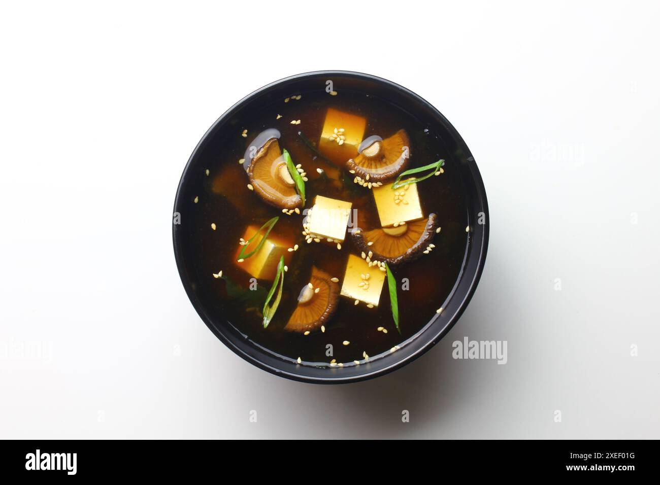 Soupe asiatique dans une tasse isolée sur fond blanc. Banque D'Images