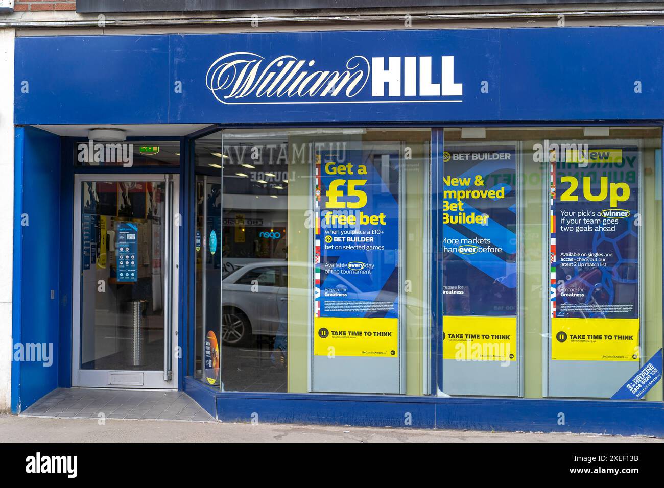 Vue de l'entrée principale d'un magasin William Hill sur une grande rue du Royaume-Uni, Banque D'Images