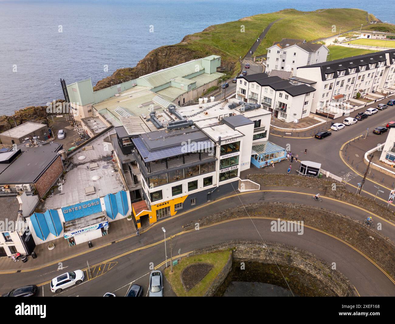 Des images aériennes des restaurants Ramore à Portrush, qui offrent des expériences gastronomiques variées avec une vue imprenable sur le port, avec des fruits de mer frais, des plats gastronomiques et des options pour les familles. Banque D'Images Des images aériennes des restaurants Ramore à Portrush, qui offrent des expériences gastronomiques variées avec une vue imprenable sur le port, avec des fruits de mer frais, des plats gastronomiques et des options pour les familles. Banque D'Images