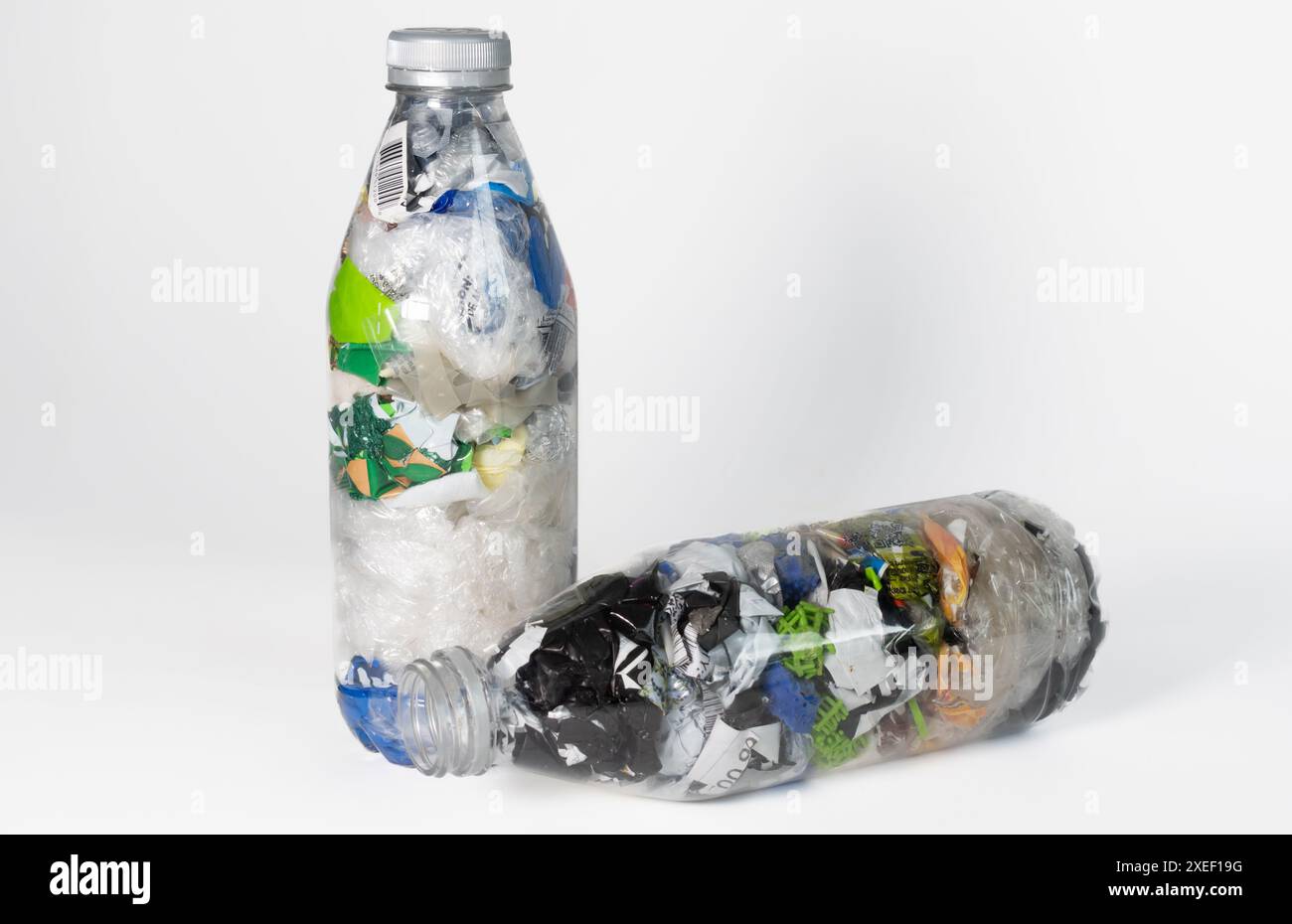 Briques écologiques. Bouteilles en plastique remplies de déchets. Concept de protection de l'environnement et de recyclage. Fond blanc et espace de copie. Banque D'Images