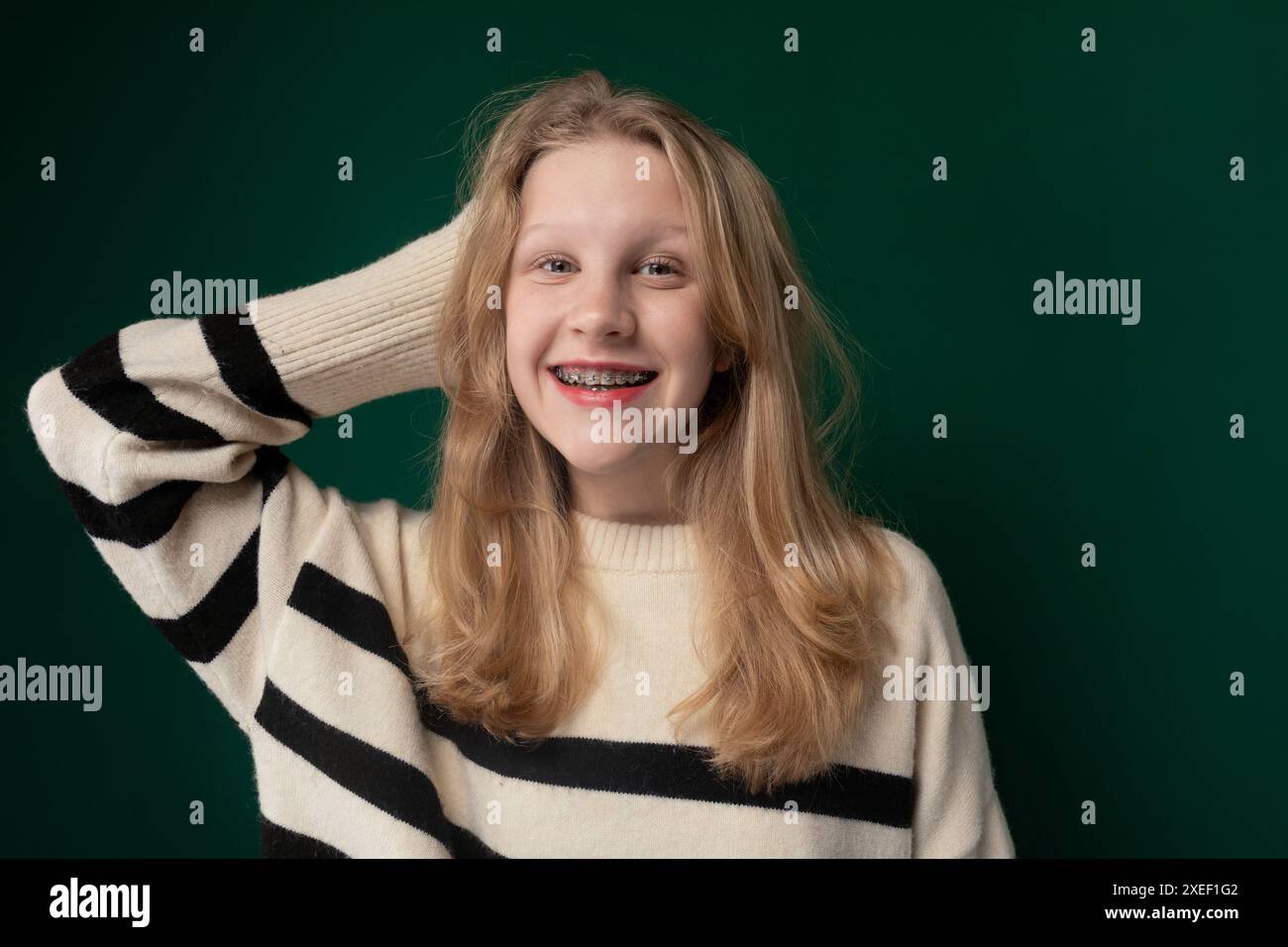 Femme aux cheveux blonds portant un pull rayé Banque D'Images