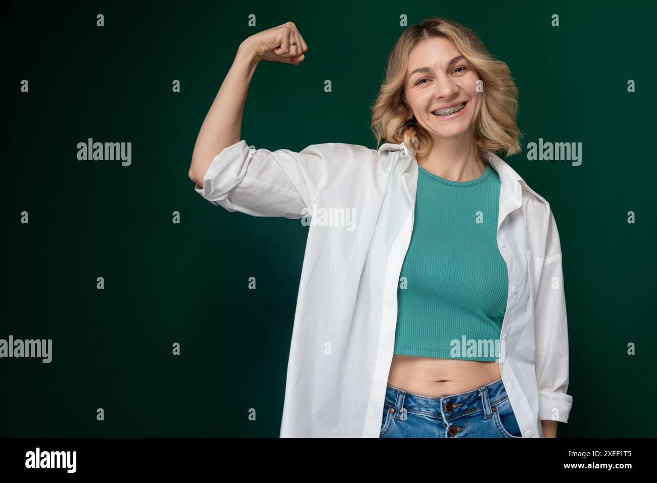 Femme posant avec Fist Up Banque D'Images