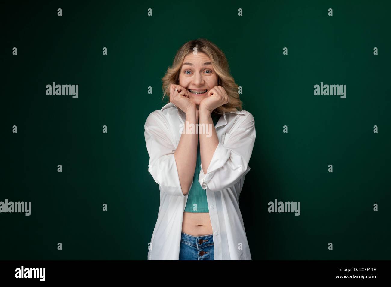 Femme posant devant un fond vert Banque D'Images