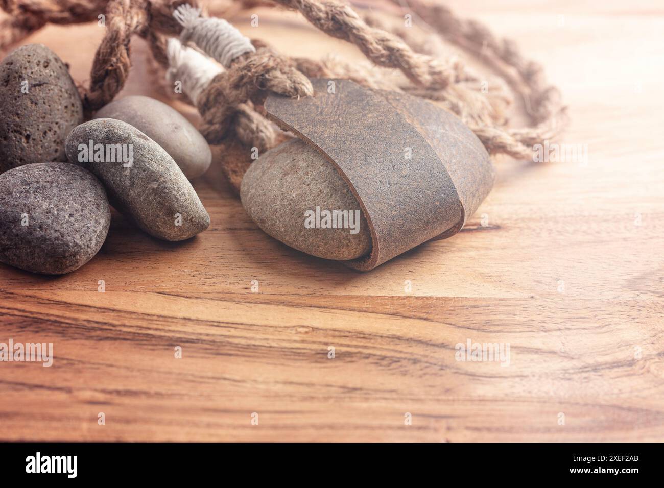 Sling Shot and Stones on a Wooden table de l'histoire de David et Goliath dans la Bible Banque D'Images