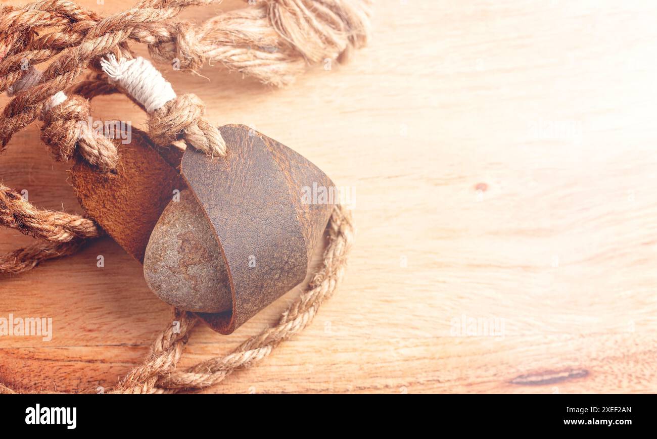 Sling Shot and Stones on a Wooden table de l'histoire de David et Goliath dans la Bible Banque D'Images