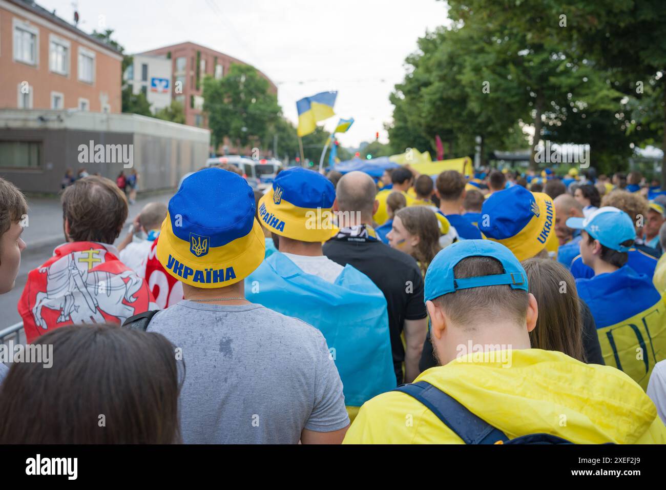 Fans de football ukrainiens en Allemagne. La marche des fans de football au stade pour L'EURO 2024 Banque D'Images