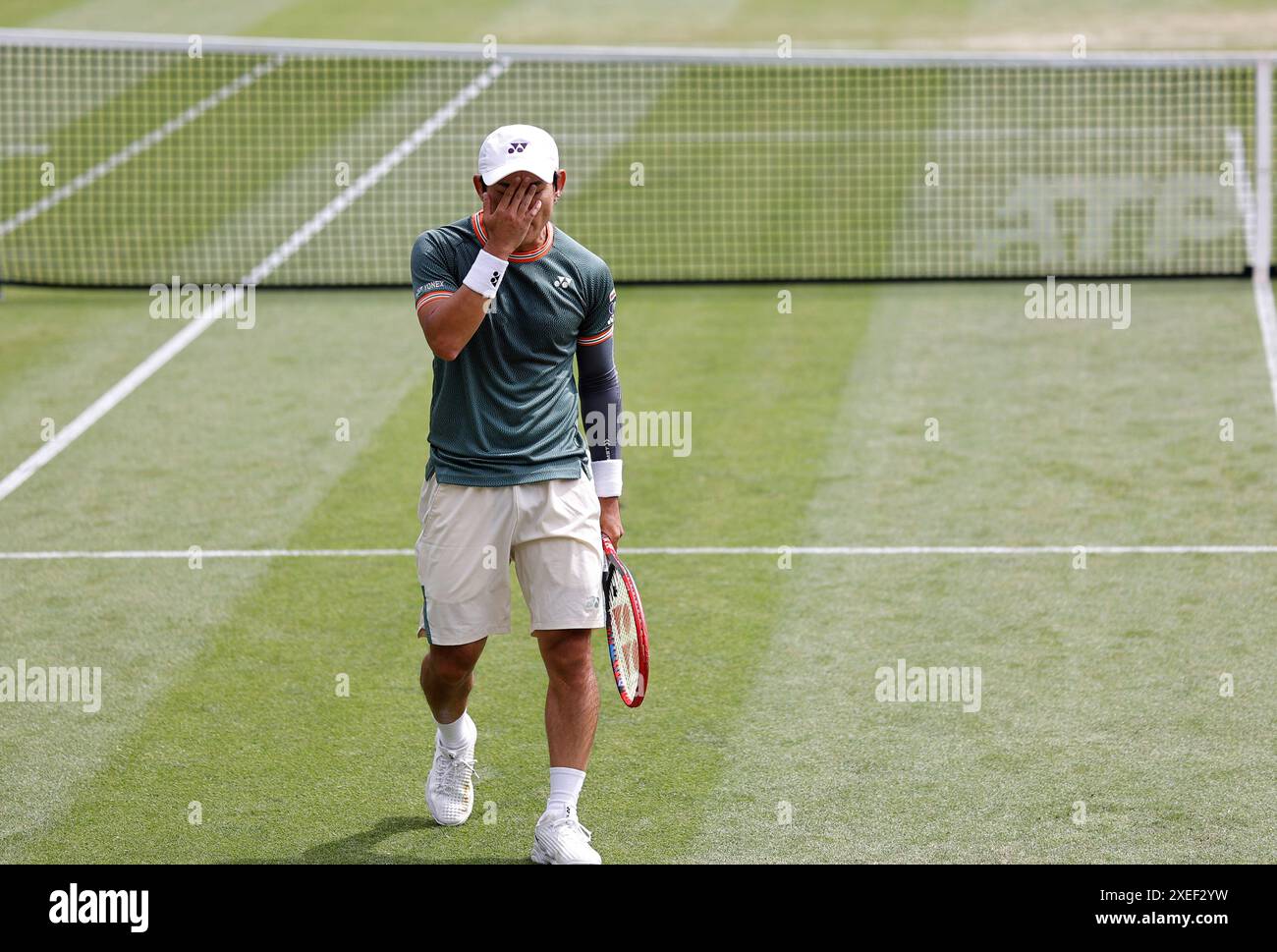 27 juin 2024 ; Devonshire Park, Eastbourne, East Sussex, Angleterre : Rothesay International Eastbourne, jour 4 ; Yoshihito Nishioka (JPN) montre de l'émotion pendant le match contre Aleksandar Vukic (AUS) en quart de finale Banque D'Images