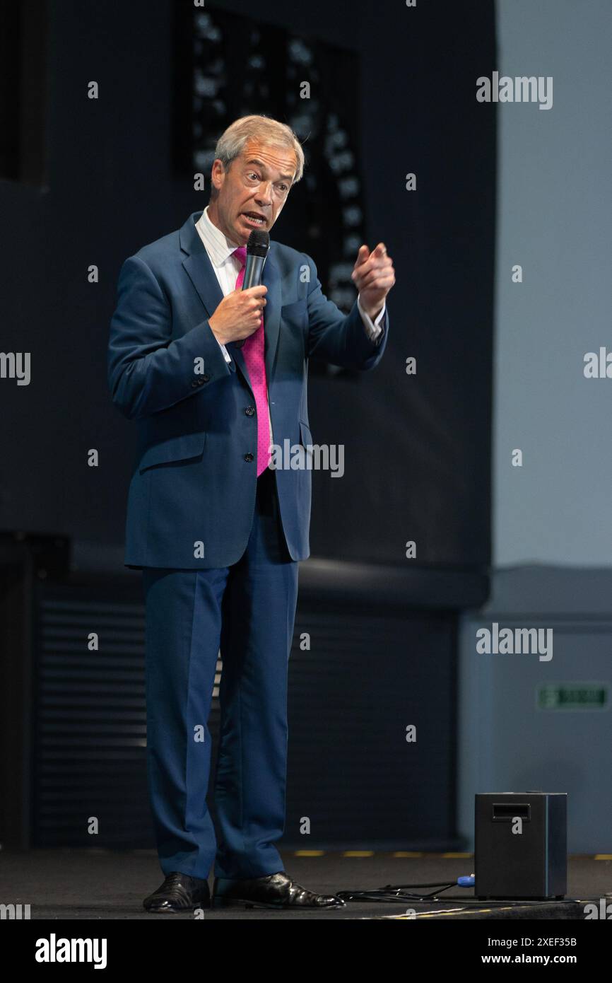 Le 27 juin, Nigel Farage, leader de Reform UK, s'adresse aux médias et organise un rassemblement à Rainton Arena, Houghton-le-Spring. Banque D'Images