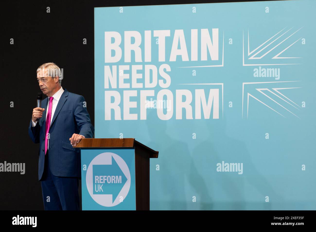 Le 27 juin, Nigel Farage, leader de Reform UK, s'adresse aux médias et organise un rassemblement à Rainton Arena, Houghton-le-Spring. Banque D'Images