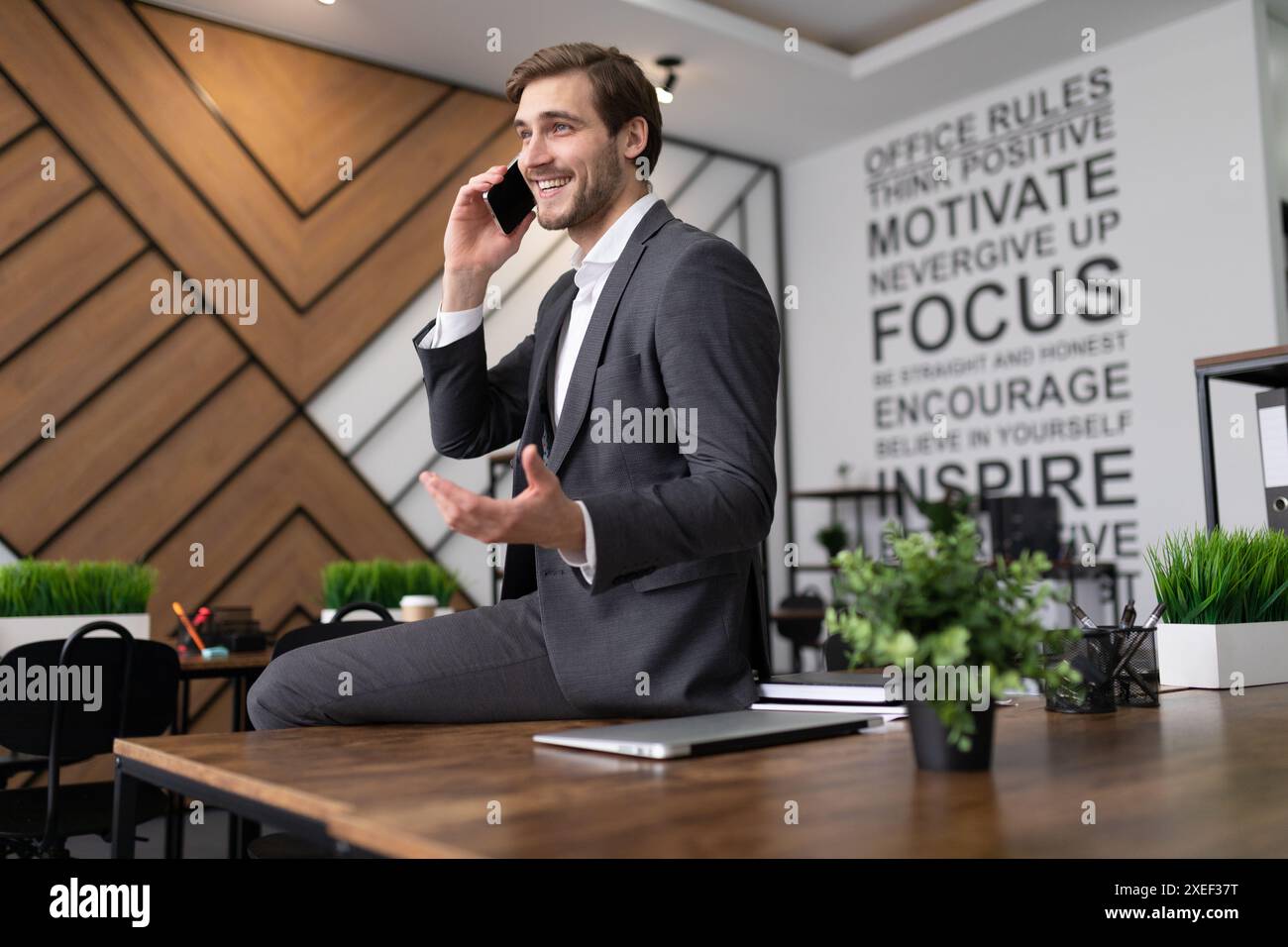 Portrait d'un avocat prospère parlant au téléphone dans le bureau Banque D'Images