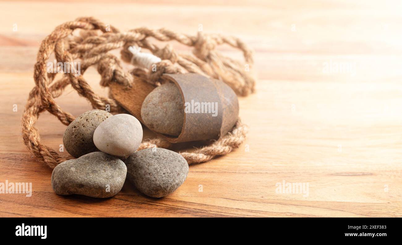 Sling Shot and Stones on a Wooden table de l'histoire de David et Goliath dans la Bible Banque D'Images