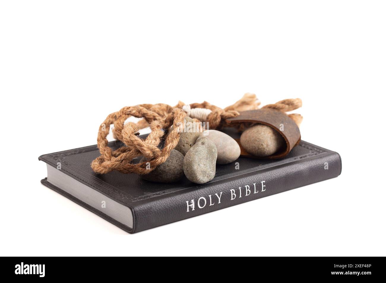Sling Shot and Stones on a White background de l'histoire de David et Goliath dans la Bible Banque D'Images
