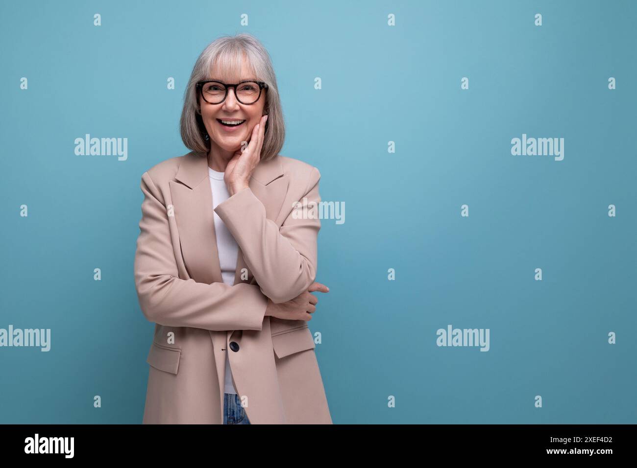 Entreprise réussie femme des années 60 dans un look élégant sur fond de studio avec espace de copie Banque D'Images
