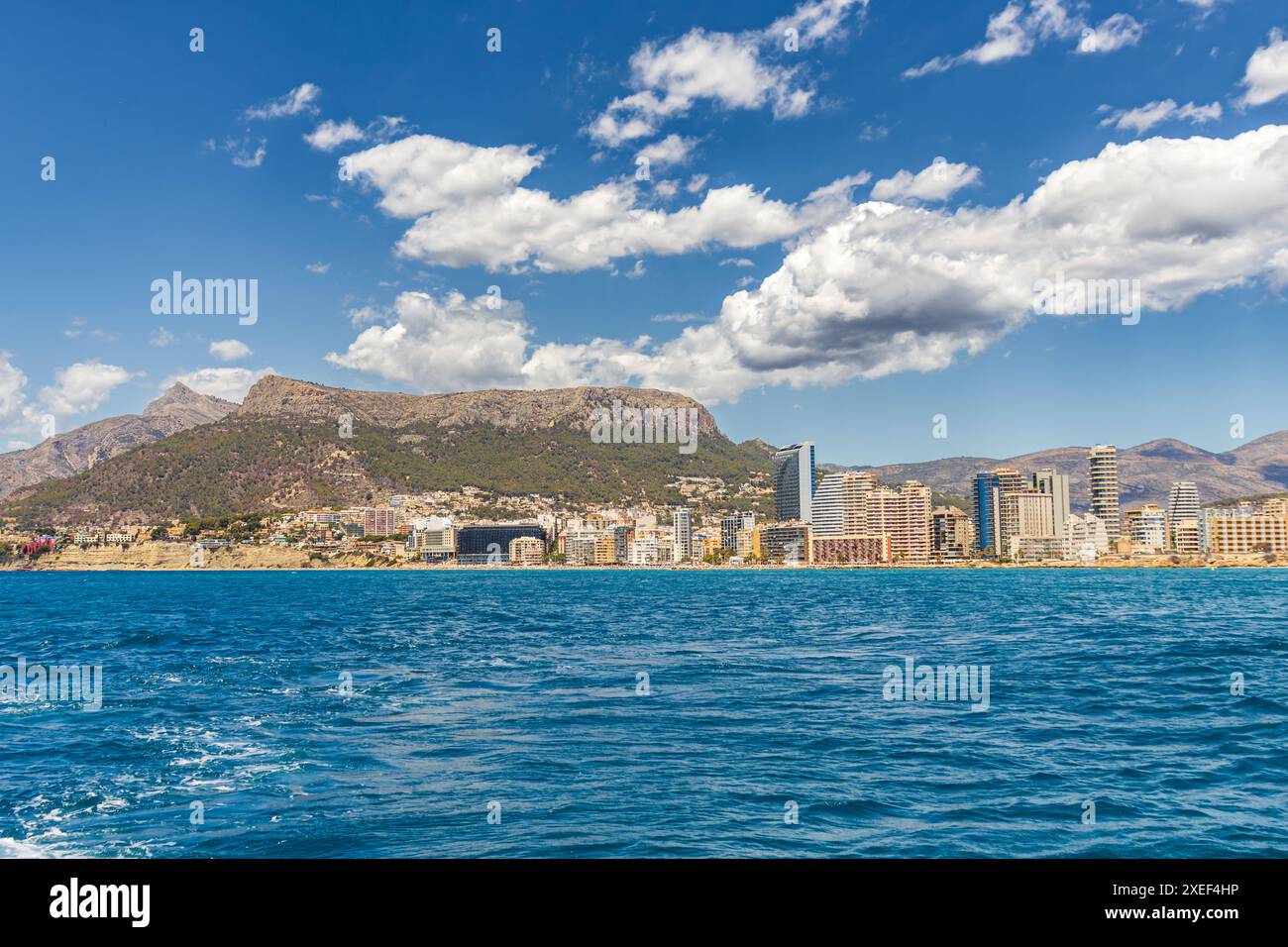 Cette image présente une vue panoramique de la ville côtière de Calpe en Espagne, vue du point de vue d'un bateau. Banque D'Images Cette image présente une vue panoramique de la ville côtière de Calpe en Espagne, vue du point de vue d'un bateau. Banque D'Images