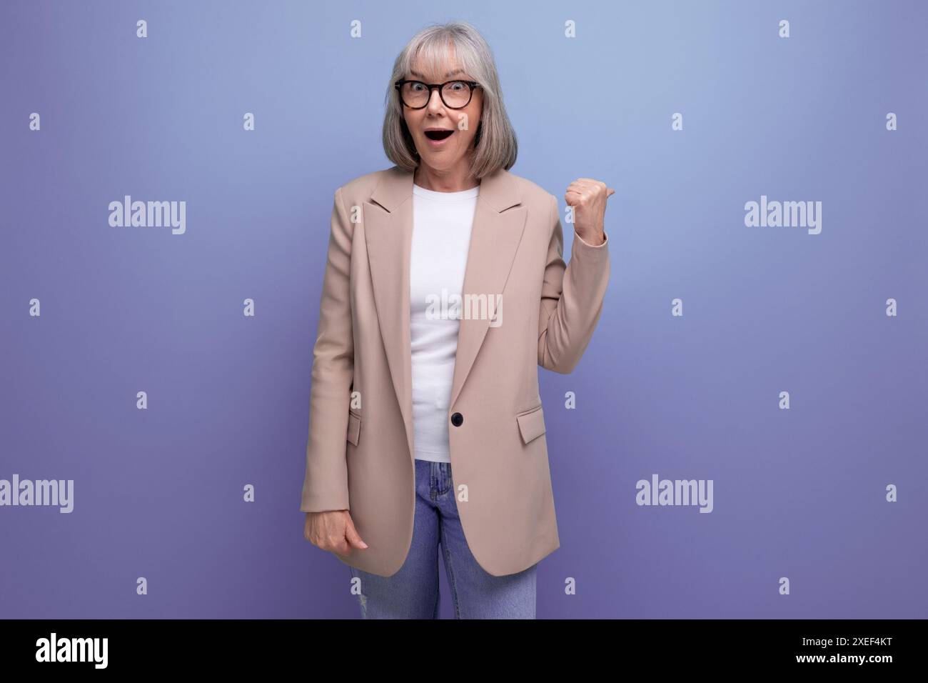 Preppy Fresh 60s femme d'affaires d'âge moyen dans un look élégant sur fond de studio lumineux avec espace de copie Banque D'Images