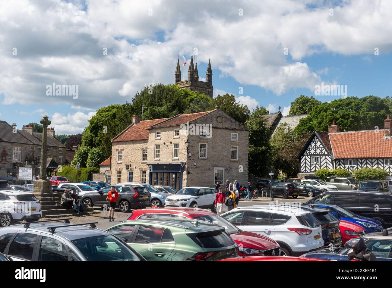 Vue de la place du marché dans le centre-ville de Helmsley, North Yorkshire, Angleterre, Royaume-Uni Banque D'Images