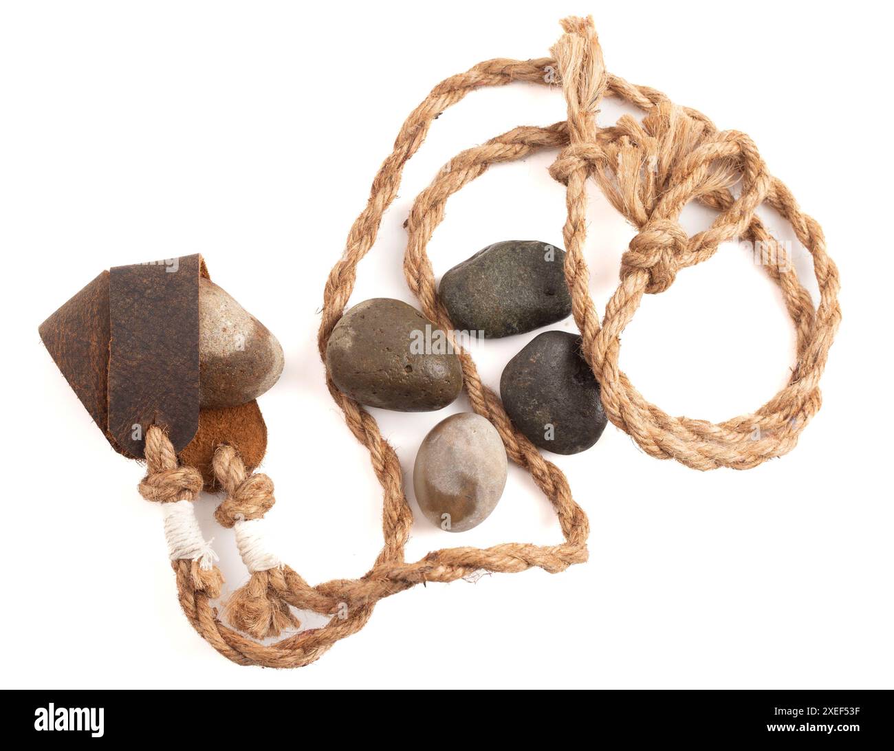 Sling Shot and Stones on a White background de l'histoire de David et Goliath dans la Bible Banque D'Images