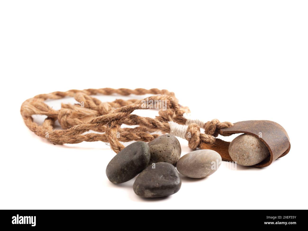 Sling Shot and Stones on a White background de l'histoire de David et Goliath dans la Bible Banque D'Images