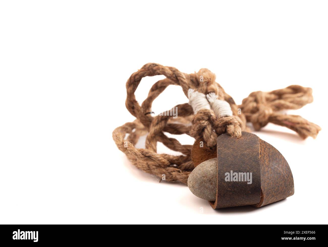 Sling Shot and Stones on a White background de l'histoire de David et Goliath dans la Bible Banque D'Images