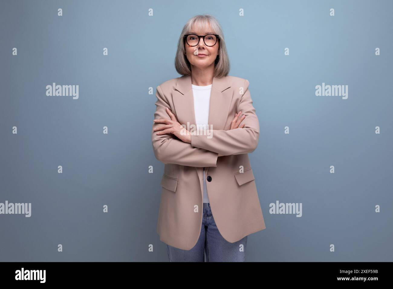 Preppy Fresh 60s femme d'affaires d'âge moyen dans un look élégant sur fond de studio lumineux avec espace de copie Banque D'Images
