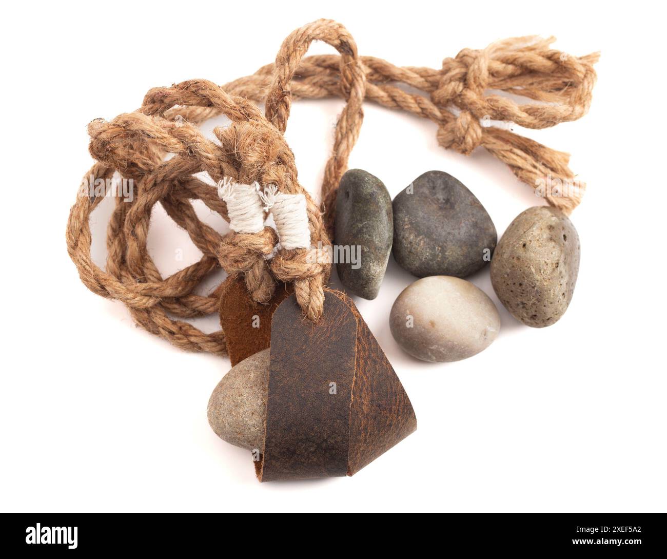 Sling Shot and Stones on a White background de l'histoire de David et Goliath dans la Bible Banque D'Images