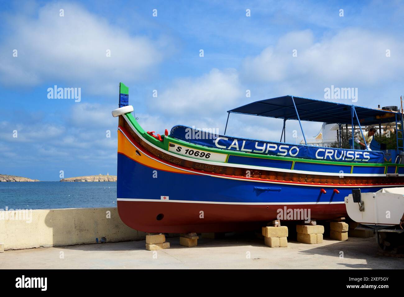 SLIEMA, MALTE - AVRIL 20 : le bateau traditionnel maltais Luzzu pour les croisières touristiques sur 20 avril 2015 à Sliema, Malte. Plus de 1,6 mln touristes est ex Banque D'Images