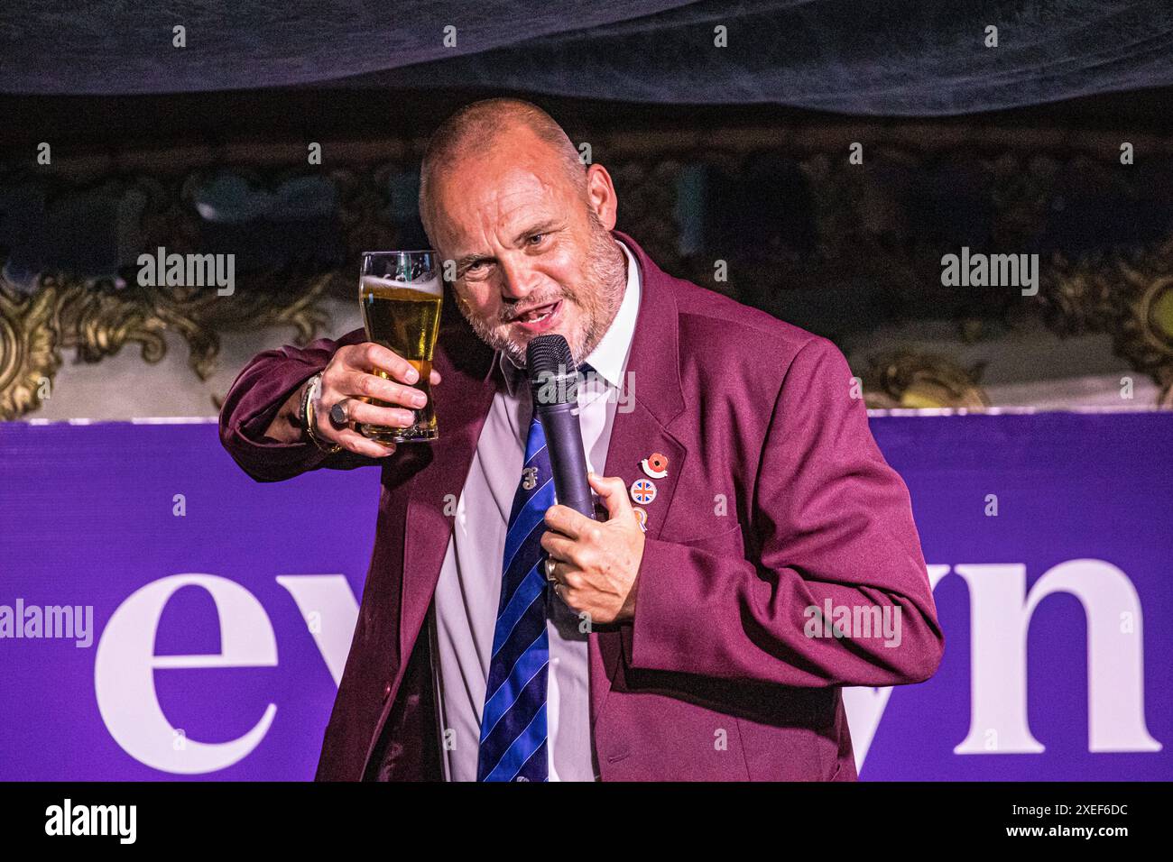 BROADCHALKE, WILTSHIRE, Royaume-Uni, 26 juin 2024, le comédien Al Murray (alias The Pub Landlord) a apporté sa routine de stand up live au Chalke History Festival, le principal festival d'histoire du Royaume-Uni. L’événement attire des centaines de milliers de passionnés d’histoire, dont des dizaines de milliers d’écoliers. Crédit John Rose/Alamy Live News Banque D'Images