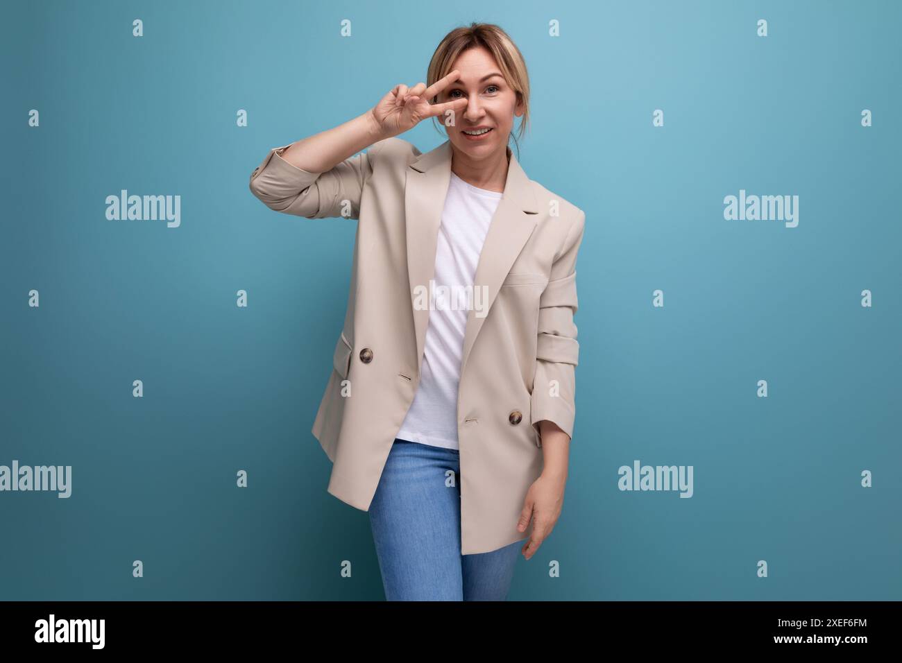 Portrait d'une jeune femme aux cheveux blancs confiante dans une tenue d'affaires sur un fond de studio Banque D'Images